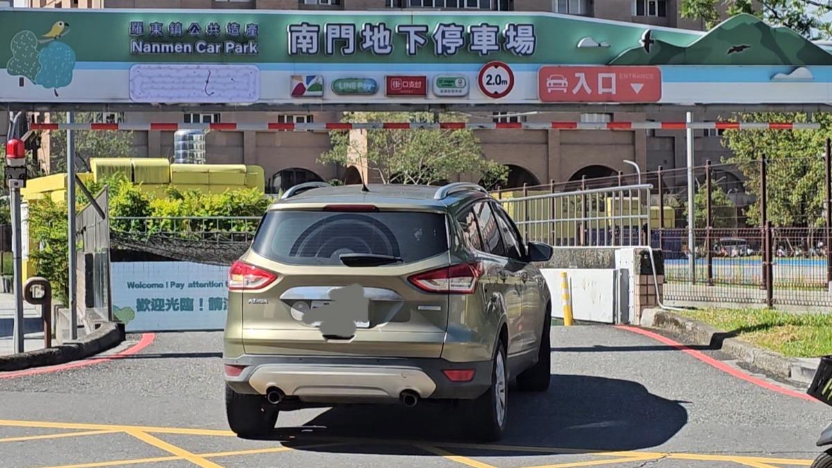 休旅車高度約1米9，進入限高2米的停車場仍卡住。（圖／投訴民眾）