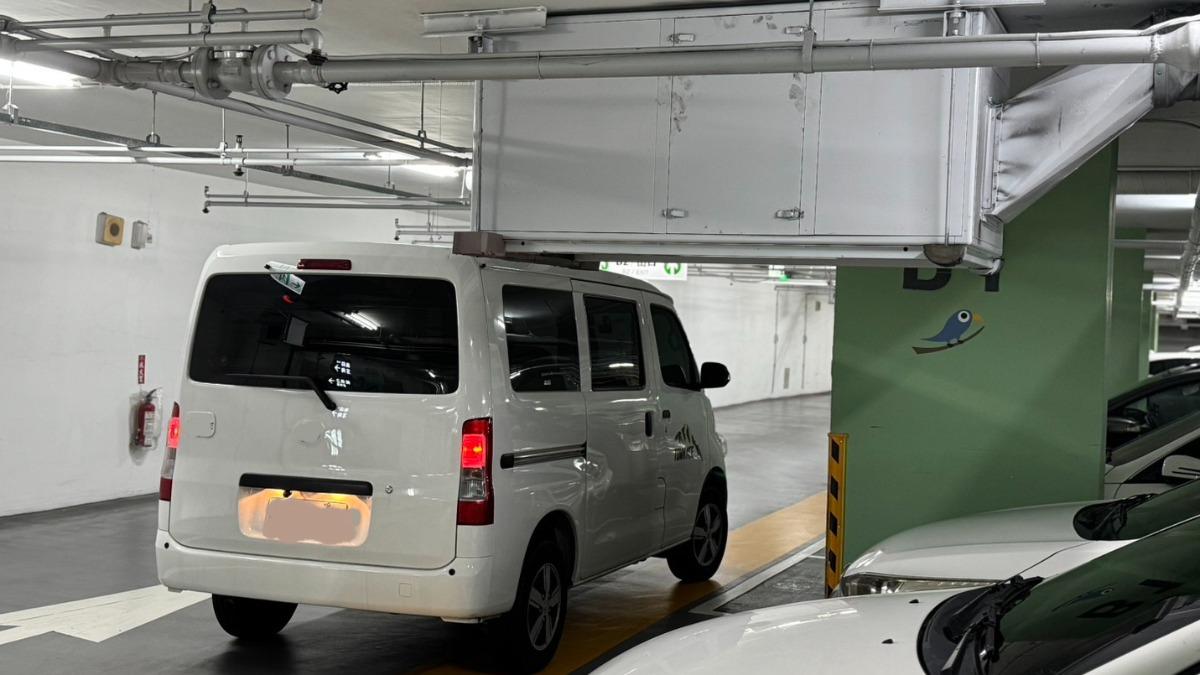 排風設備旁未標示限高1.8米 休旅車進停車場慘卡