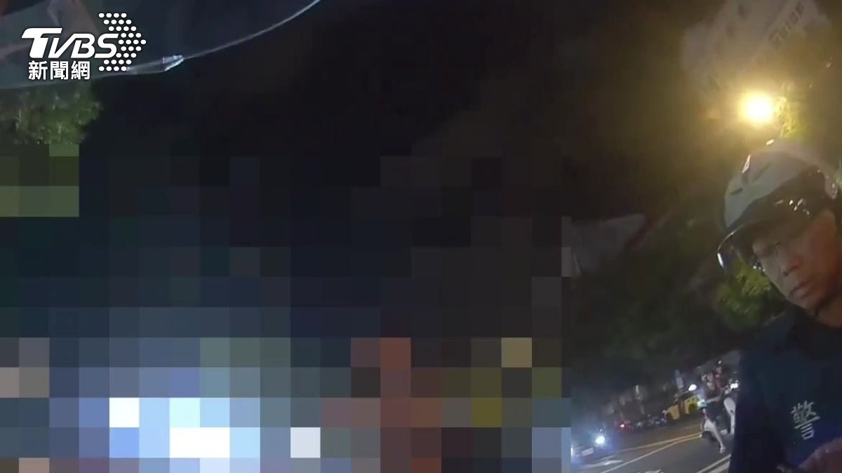 警方將現場3人帶回，雙方互告警方依法送辦。(圖／TVBS)