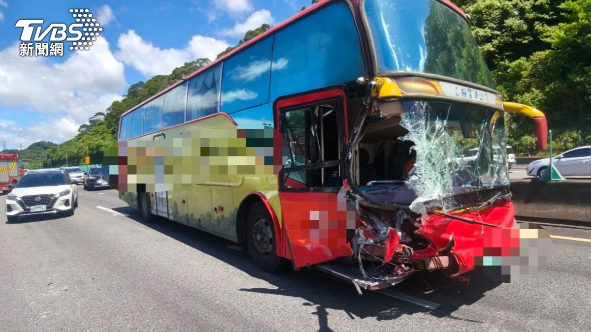 國3南向南港段遊覽車釀5車連環撞 BMW休旅車慘翻7傷