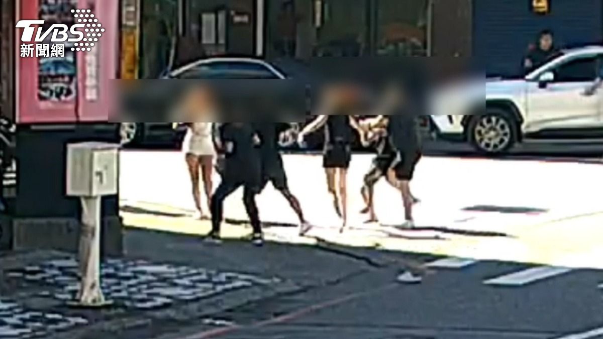 女子與前男友巧遇起嚴重口角衝突。(圖/TVBS)