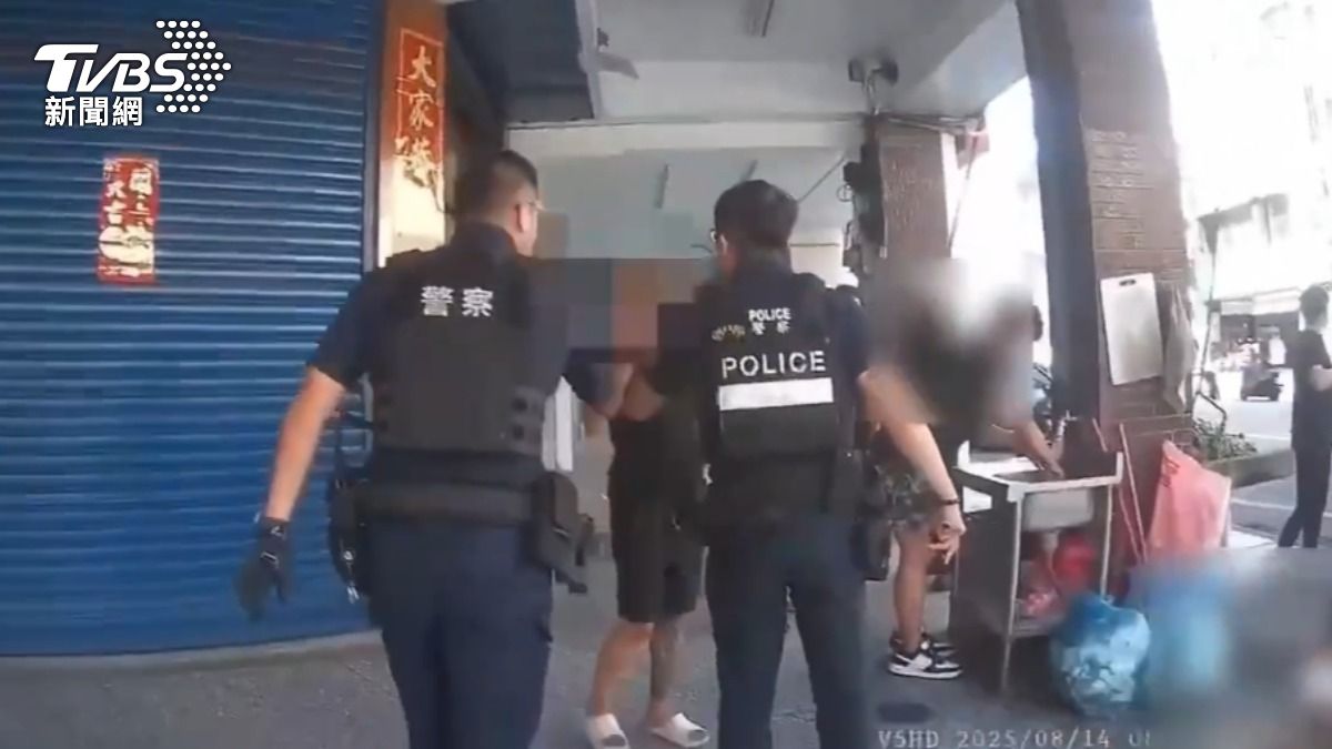 男子情緒激動,還對警方嗆聲。(圖/TVBS)