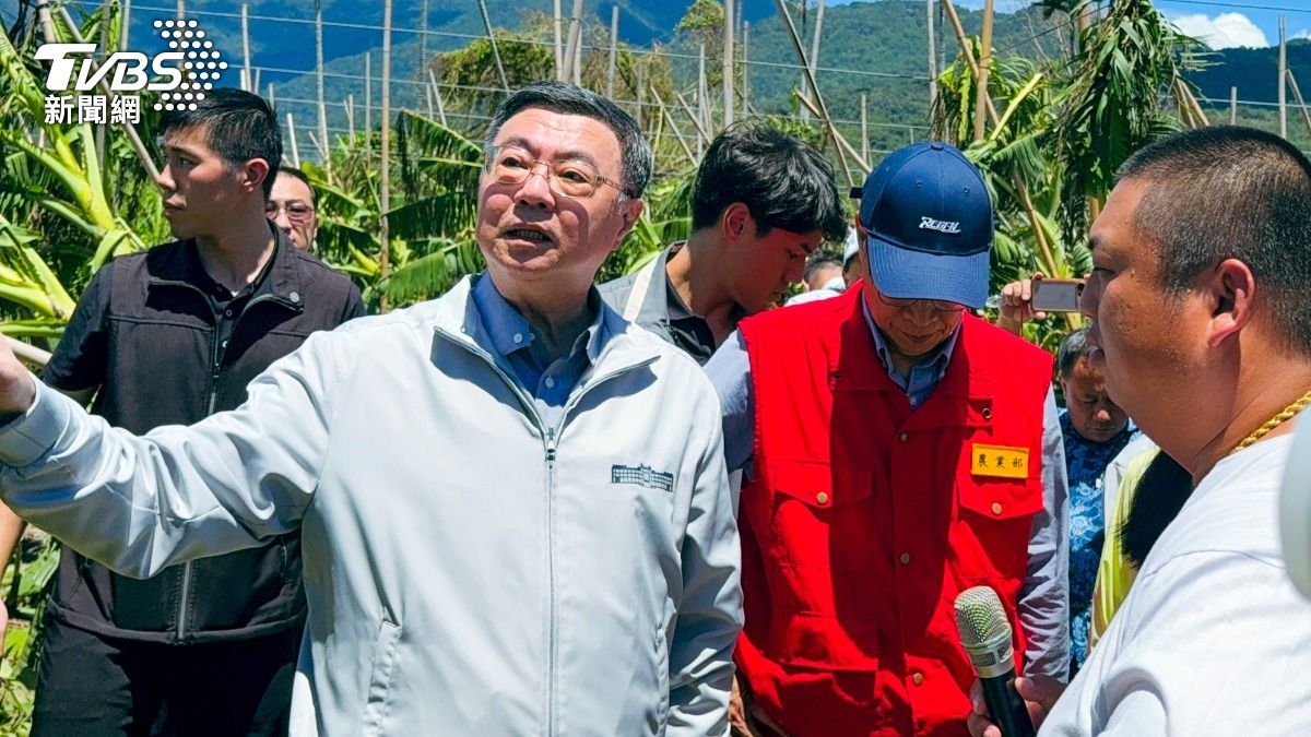 行政院長卓榮泰（左二）視察香蕉園並聽取青農陳冠銘（右一）災損說明。圖/TVBS攝