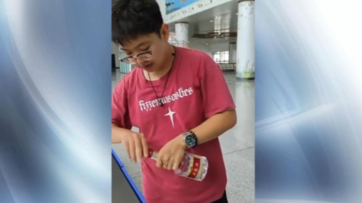 已開瓶禁止帶上高鐵，大陸男子當場乾掉4千元白酒。（圖／微博）