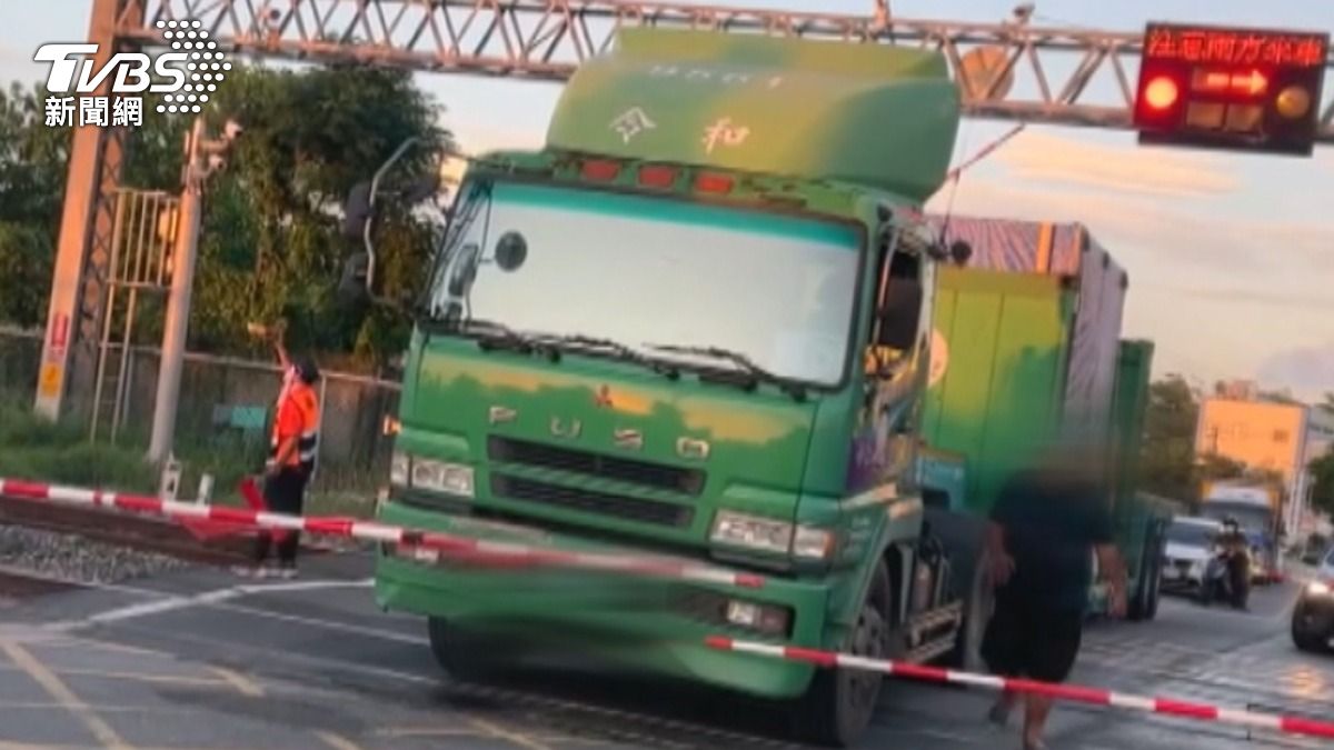 聯結車因車身過重,底盤過低,行駛到一半時卡在地勢較低的軌道上無法動彈。(圖/TVBS)