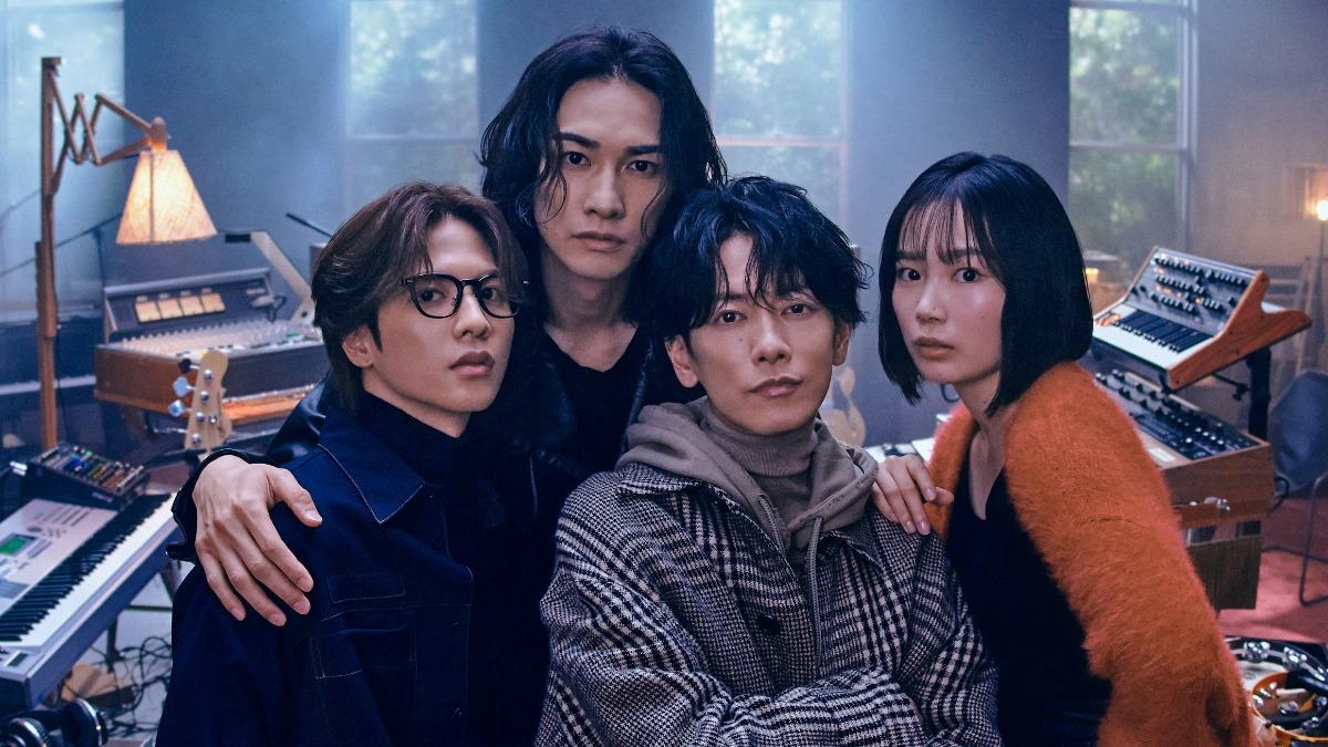 日本男星佐藤健出演日劇《玻璃之心》,將以劇中樂團主唱身分來台辦見面會。(圖/Netflix提供)