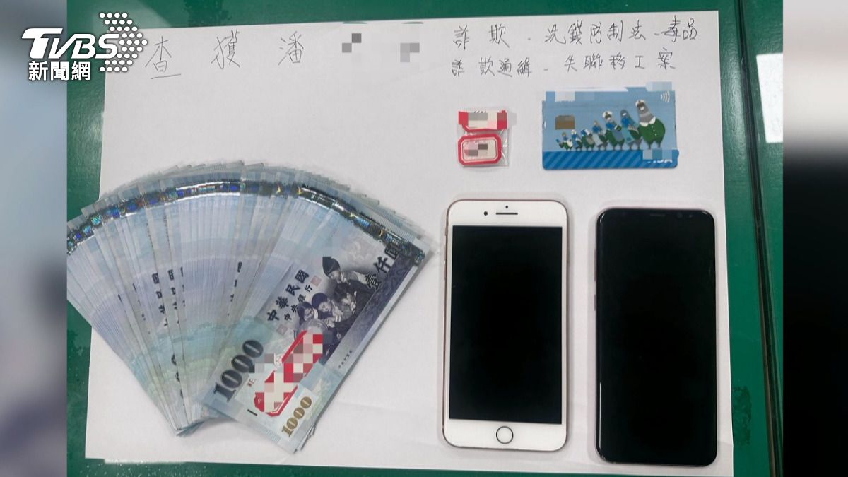 嫌犯竟無視警方就在旁邊巡邏，大膽地在ATM提款。(圖／警方提供)