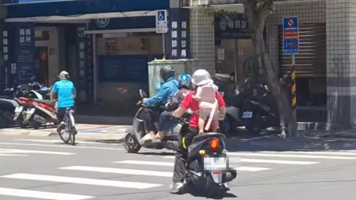 好危險!新北婦騎車載幼童「綁繩站後座」還未戴安全帽
