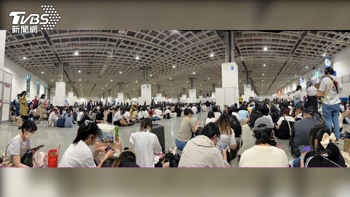 粉絲週六(16日)一早就到排隊,人潮不輸文博會。(圖/as0105提供)