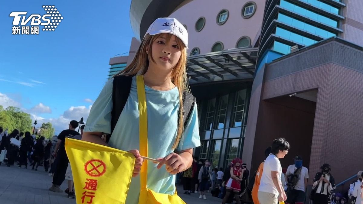 粉絲裝扮成「血小板」,坦言能做自己喜歡的事情,非常高興。(圖/TVBS)