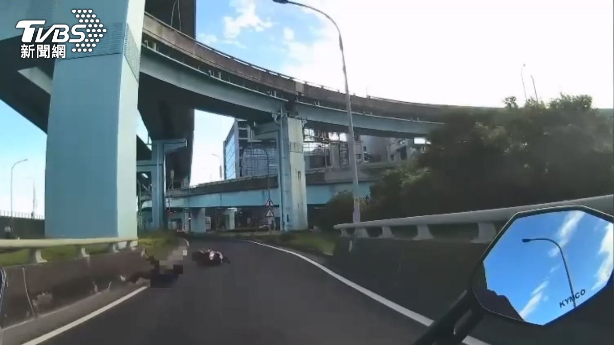 竊賊偷機車飆上台65線自摔落網、肋骨骨折。 (圖/TVBS)