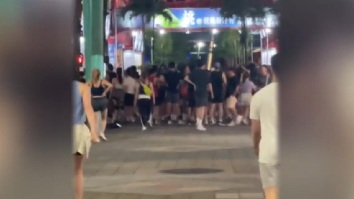 A小姐下班時遇到一群人在信義徒步區路跑。(圖/A小姐提供)