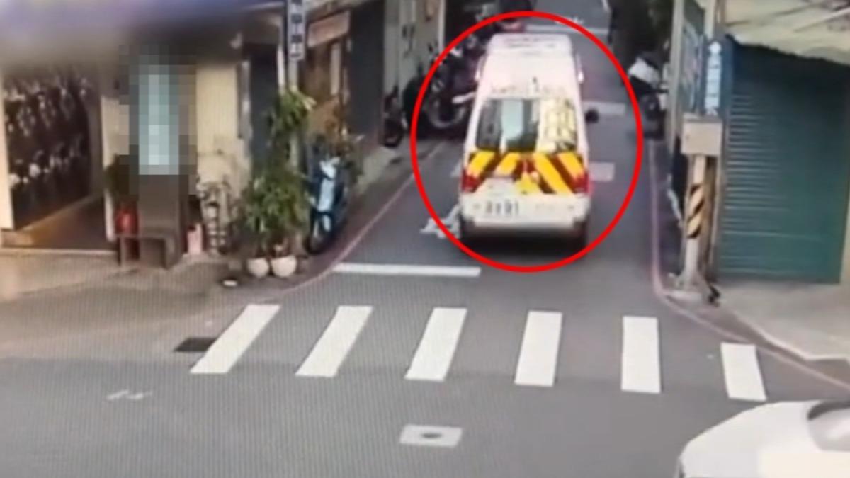 救護車駛入巷弄內要趕緊將遭砍的婦人送醫。(圖/TVBS)