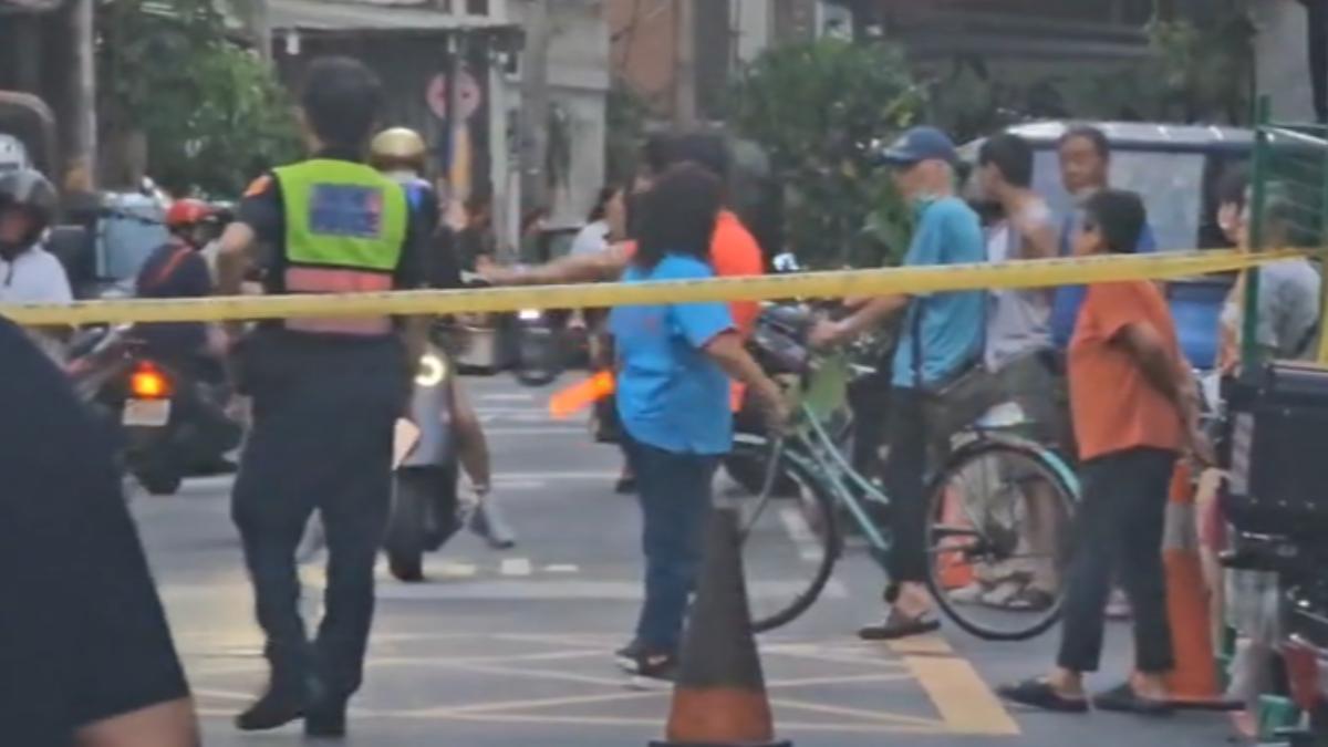 現場拉起封鎖線引起不少民眾圍觀。(圖/TVBS)