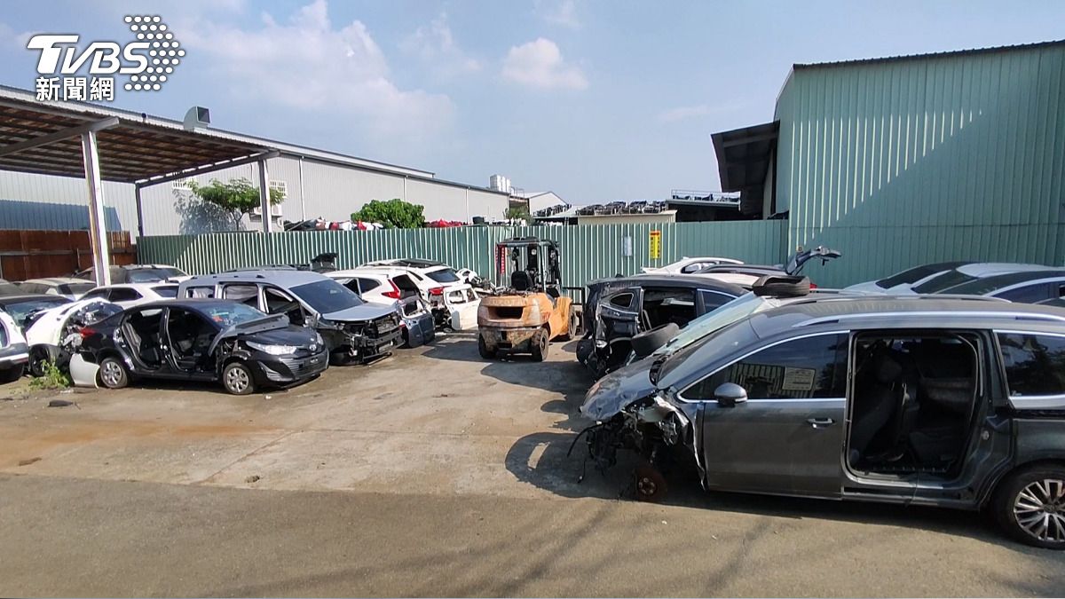 廣場內停放許多廢棄車輛,民眾十分擔心火勢會延燒到這些車輛。(圖/TVBS)
