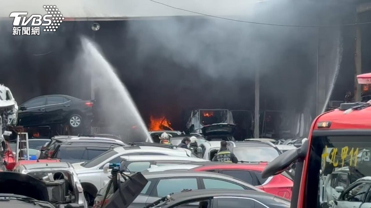 汽車中古材料行傳火警!「電腦零件區」突起火 損失慘重無人值守釀延燒 。(圖/TVBS)