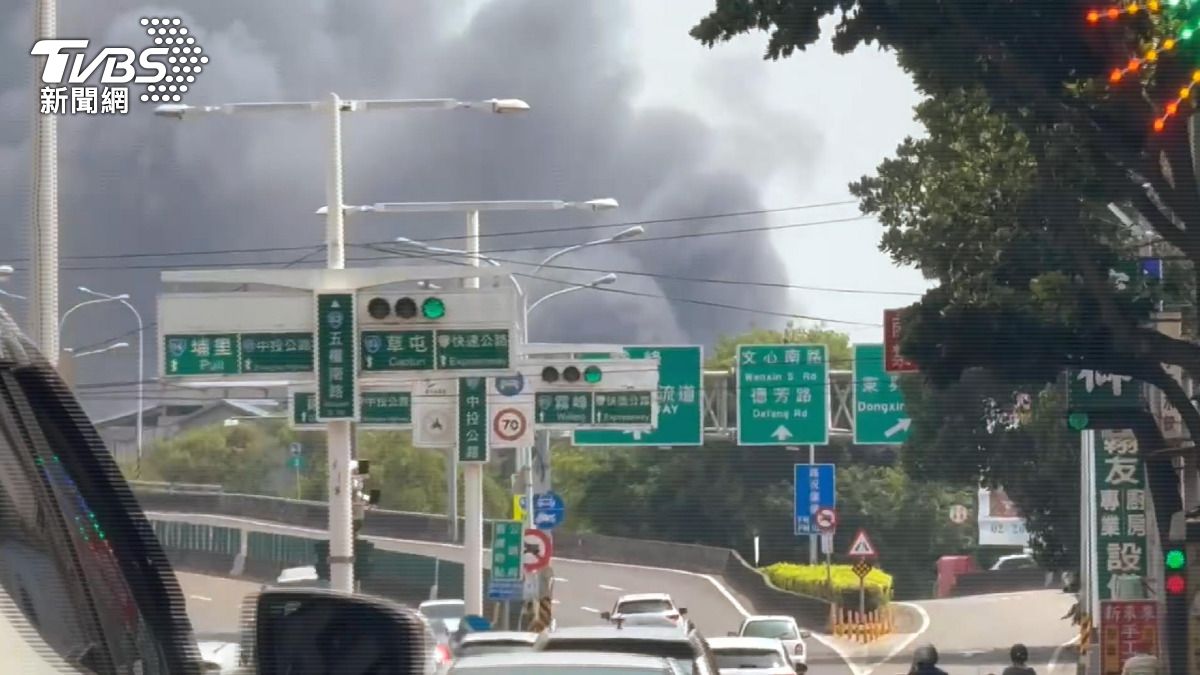 火災產生大量濃煙,當局擔心可能影響附近中投公路的車流。(圖/TVBS)