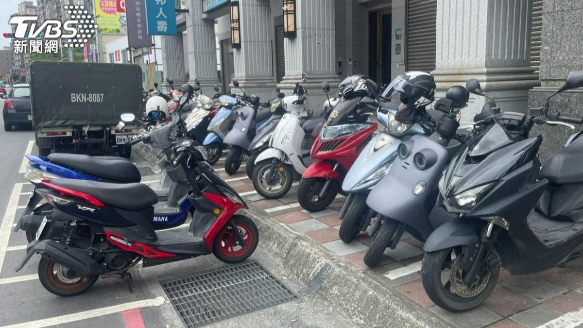 騎機車拜拜「供品放座墊」!她嚇壞曝大忌 掀兩派吵翻:心誠則靈