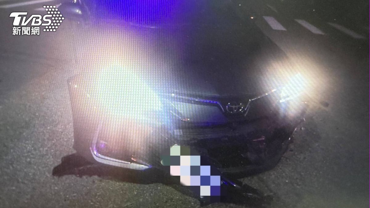 王男保險桿全毀,莊男也連人帶車噴飛至分隔島附近,沒有呼吸心跳。(圖/TVBS)