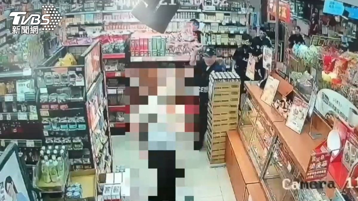 男持刀闖超市!警到場壓制「他突抓狂砍人」 1警濺血