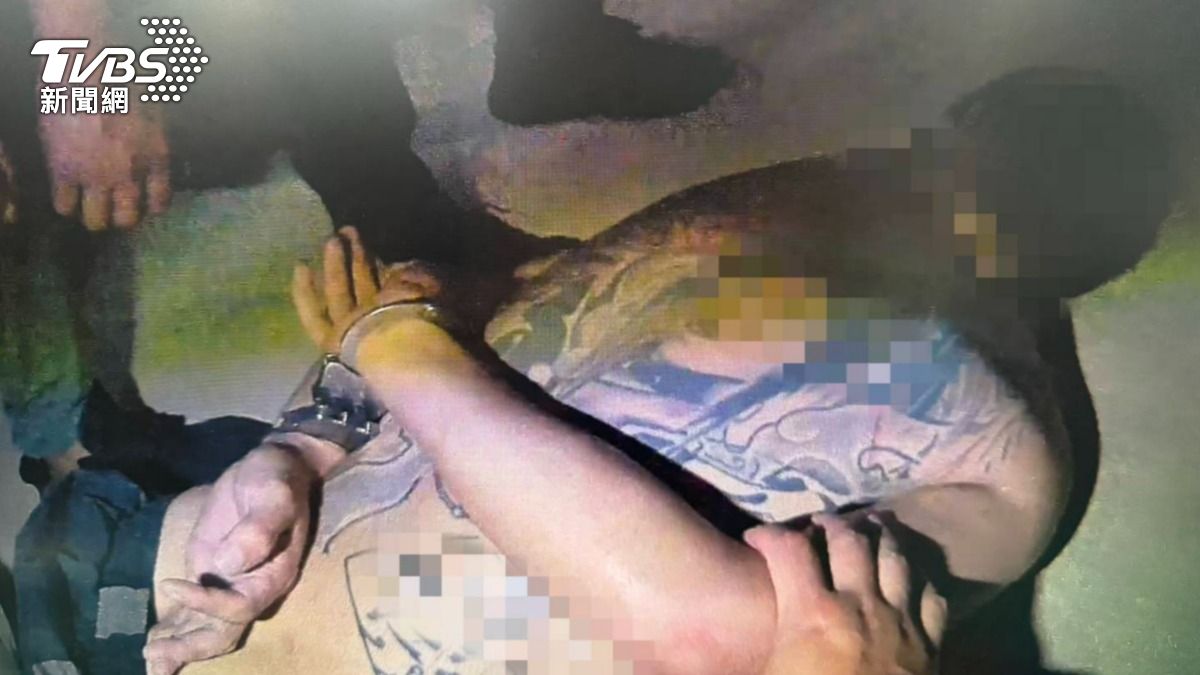 刺青家暴男情緒失控!持刀抱瓦斯桶恐嚇家人 警急壓制送醫