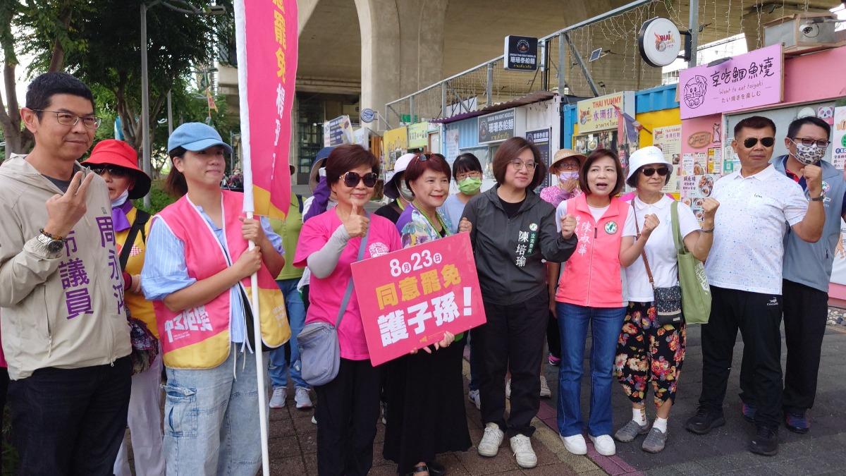 綠委們把握最後黃金周,民進黨立委何欣純與民進黨團幹事長吳思瑤、書記長陳培瑜16日率隊掃街。(圖/何欣純辦公室提供)