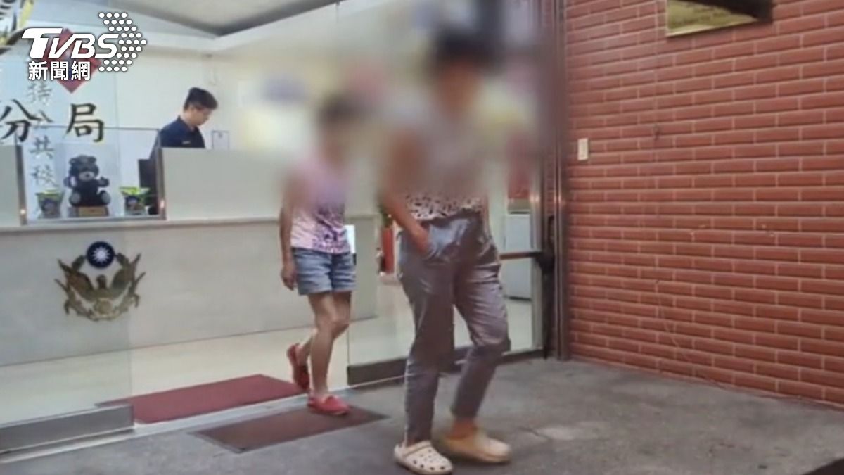 新北土城弒母案，嫌犯妻女16日凌晨做完筆錄。（圖／TVBS）