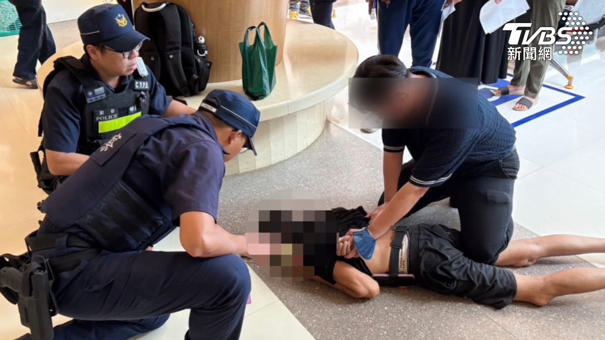 嘉義長庚警匪片!怪男反覆操作ATM遭大批警壓制 身分曝光