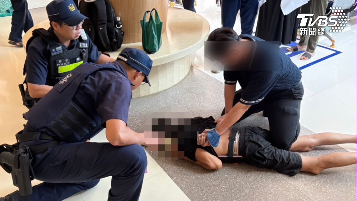詐騙車手轉戰醫院！48歲男「反覆提款」被抓現行　警當場壓制（圖／TVBS）