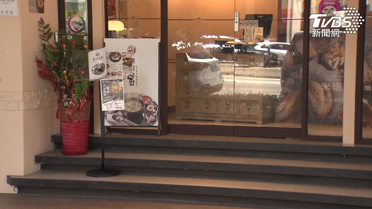 稱韭菜不能一根根洗,業者表示已補償,會加強訓練。(圖/TVBS)
