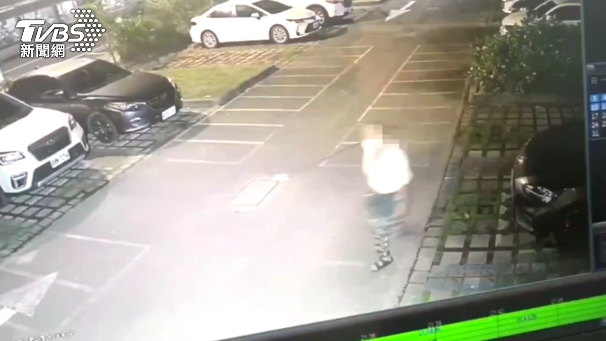 從監視器來看,當時犯案前這名男子從監視器走了過去,大搖大擺,十分大膽(圖/TVBS)