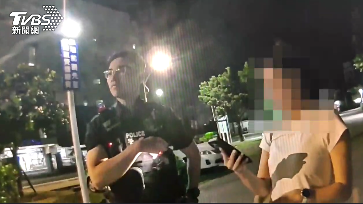 當事女子發現車內後坐有陌生人,嚇壞了立即報警(圖/TVBS)