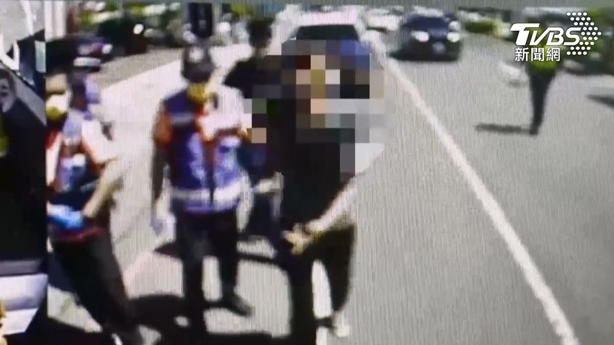 救護車來時駕駛的手指有一道割傷，拿著衛生紙止血（圖／TVBS）