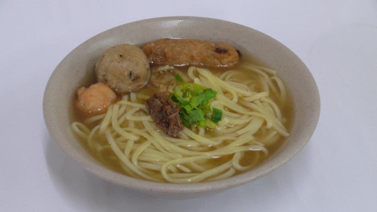 雞捲、香菇丸與手工燕丸組成的「三寶麵」為店內招牌。(圖/翻攝自「貓鼠麵」臉書)