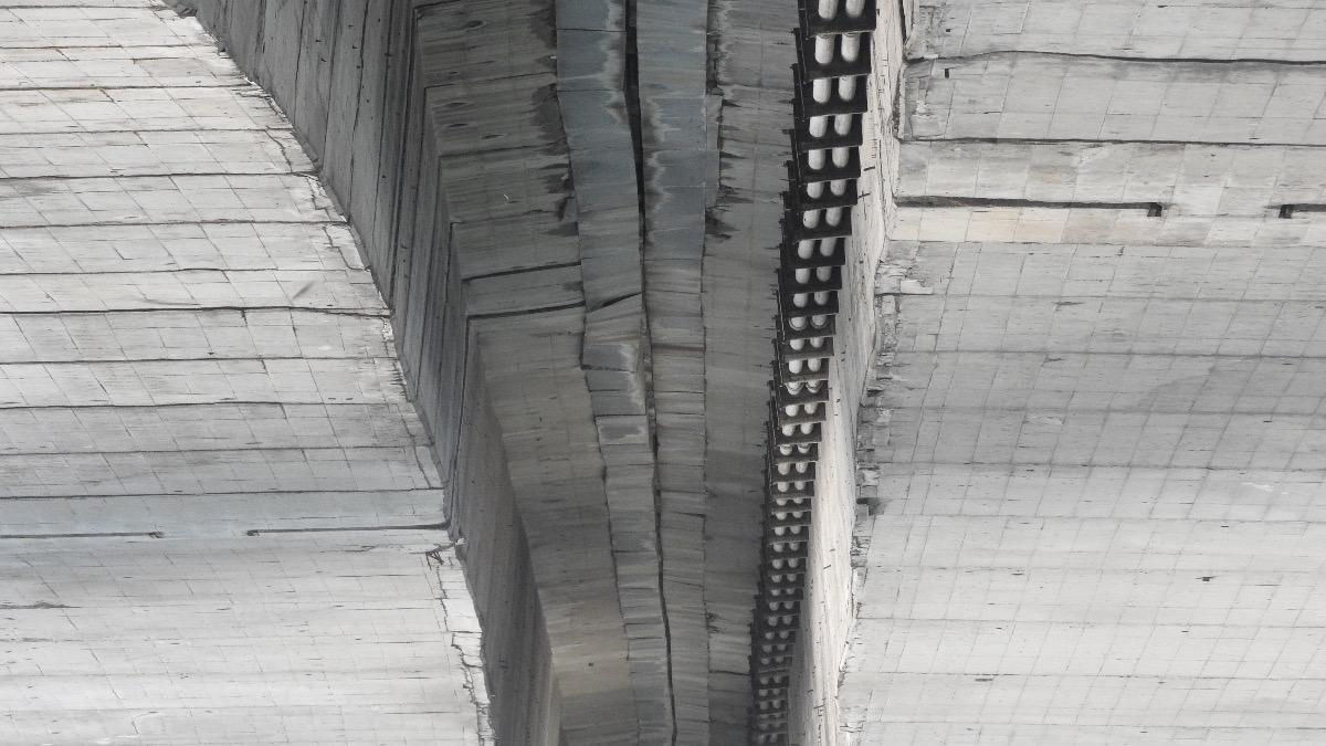 工務局新建工程處表示,新生高架橋出現的裂縫並非損壞,而是伸縮縫。(圖/北市工務局提供)