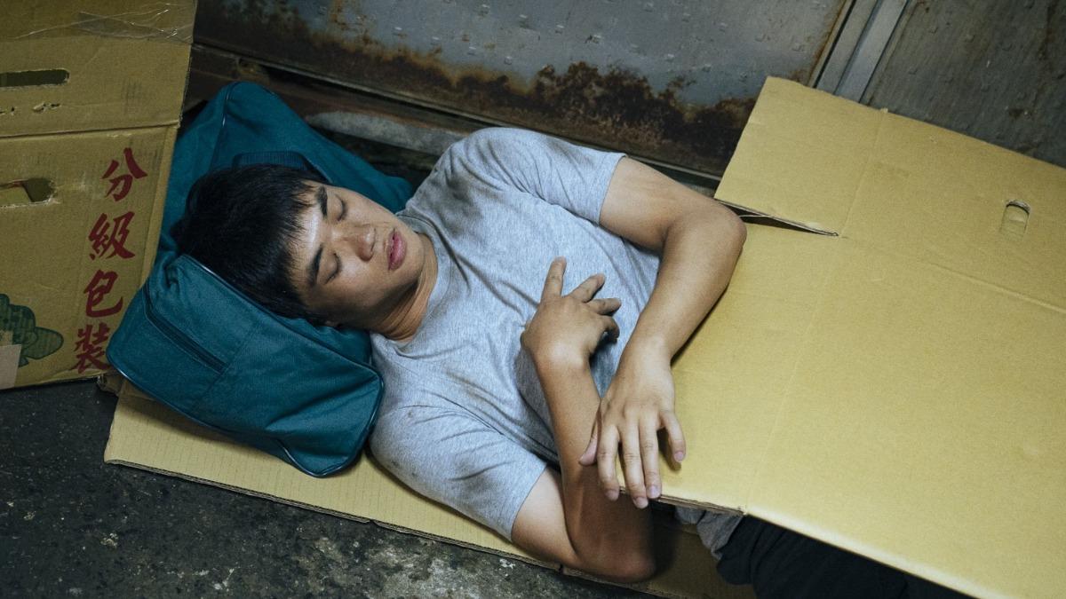 男星睡紙板勾起當街友回憶 翹家流浪車站:那晚感受不一樣