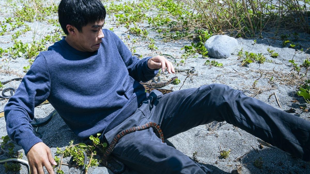潘親御咬牙與真蛇同框演出。（圖／大愛電視台提供）