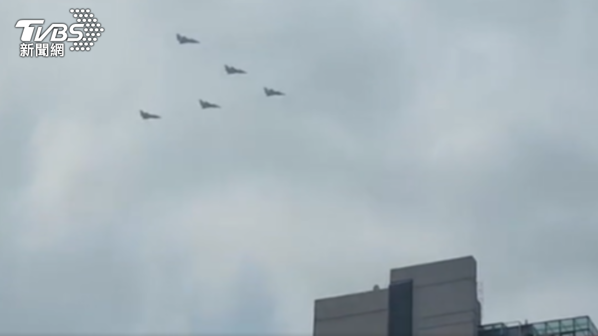 北京天安門第二度舉辦九三大閱兵彩排,17號一早,北京朝陽區的上空不時傳來戰機群飛過的轟鳴聲。(圖/TVBS)