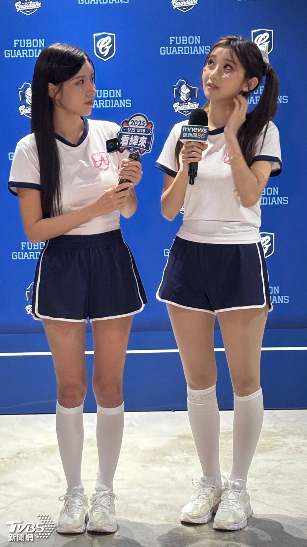 富邦悍將韓籍女神李珠珢、南珉貞「騎軍旗」遭炎上,今出面致歉。(圖/張良瑜攝)