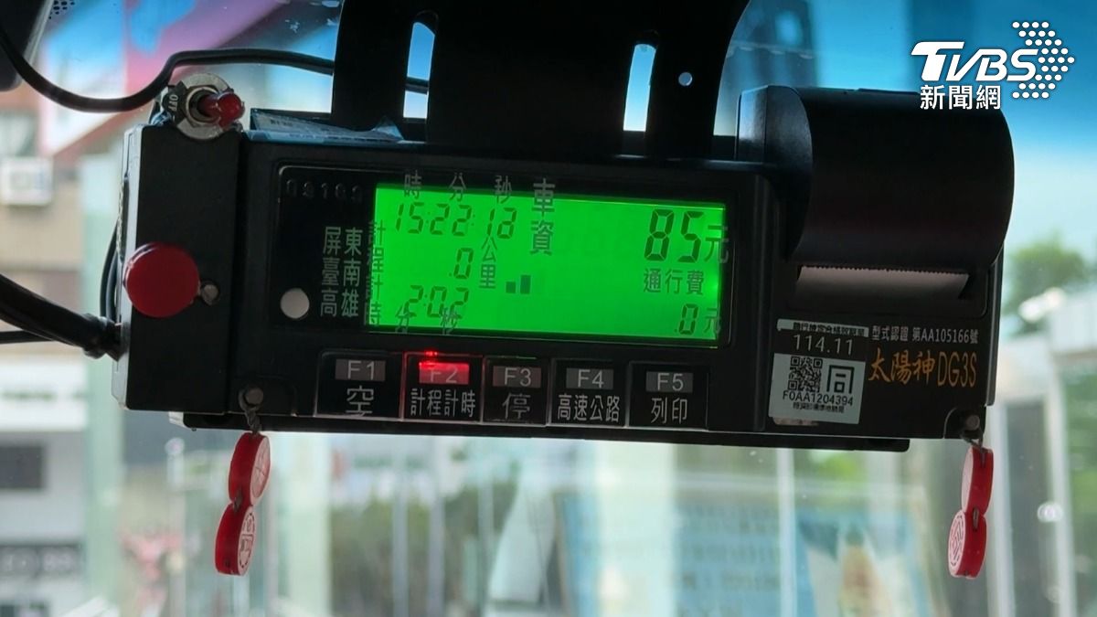 全台只要安裝太陽神車錶的計程車，都無預警發生系統回溯，顯示出2006年的計價方式與日期，新、舊收費標準差了8成左右（圖／TVBS）