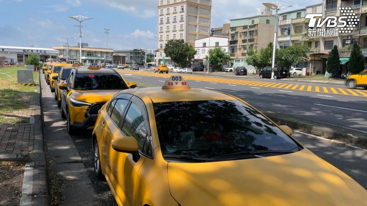 機場內外全排滿計程車，不到幾分鐘時間，就有乘客上門，但收費卻成了問題（圖／TVBS）