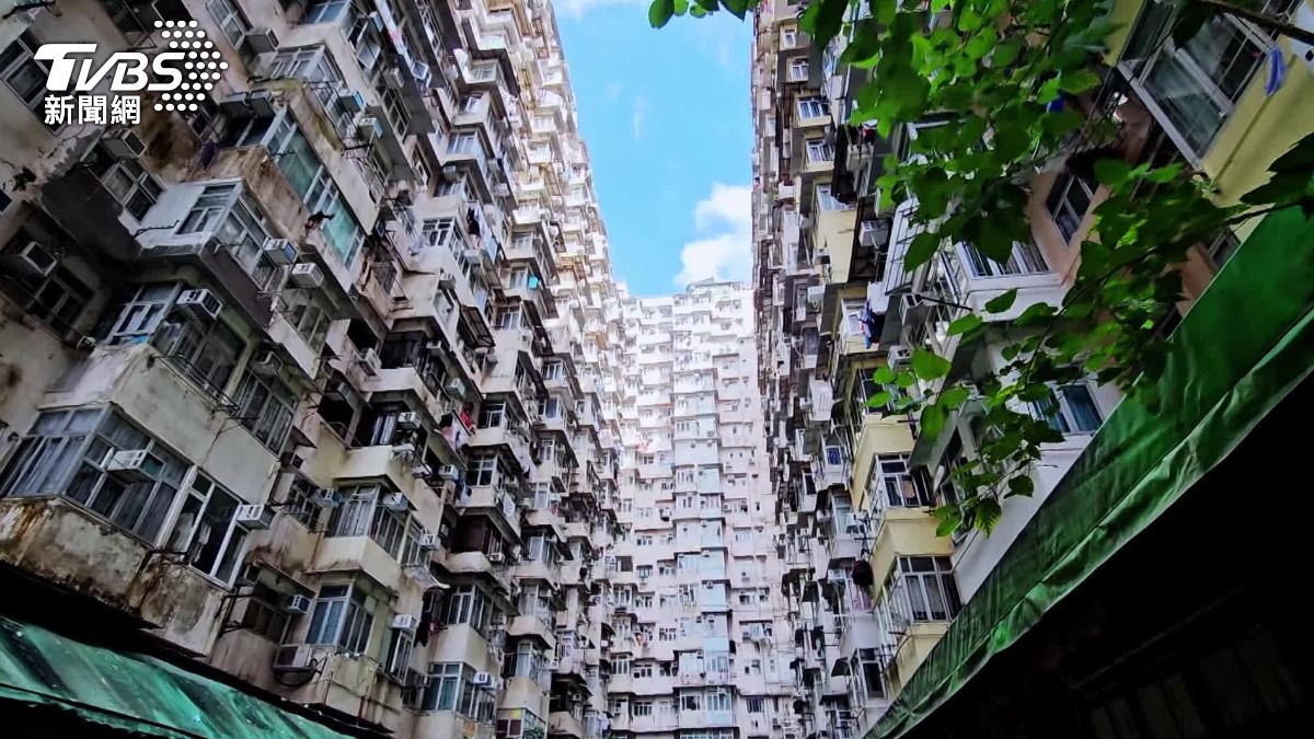 香港極端高溫,衝擊20萬名蝸居族生活環境。(圖/許家瑞攝)
