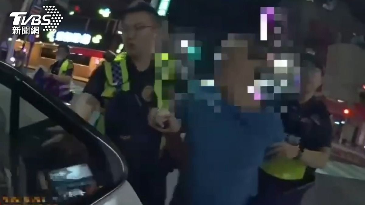 男遭警方帶回派出所。(圖/TVBS)