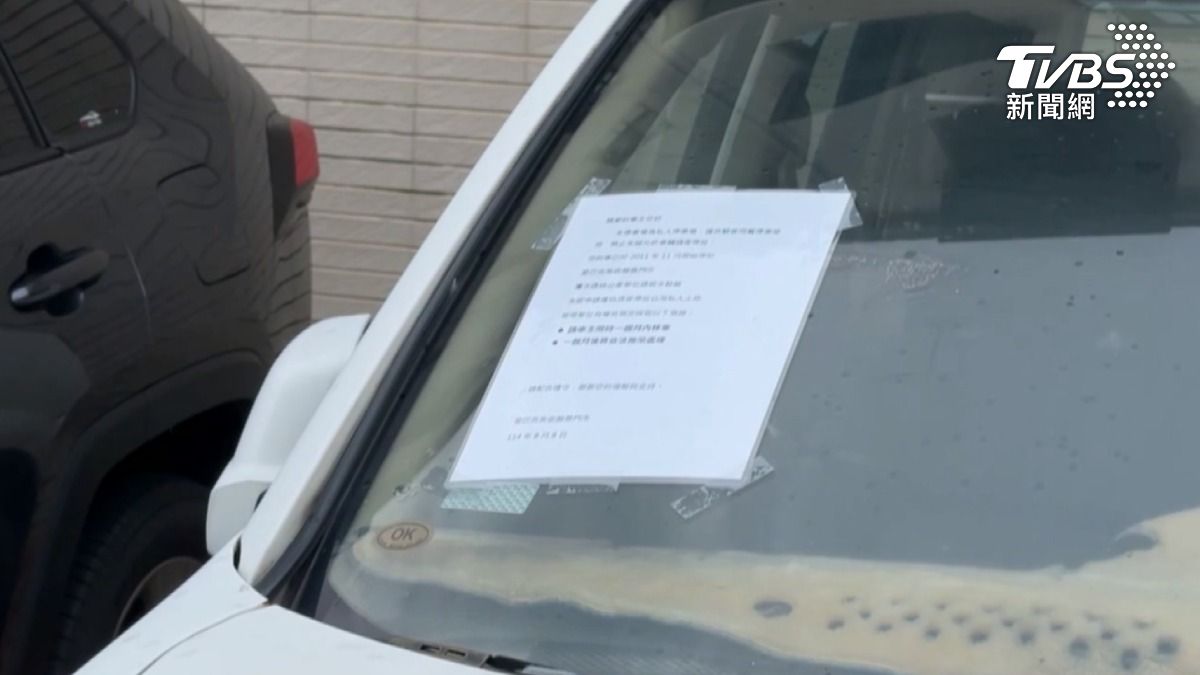 業者在擋風玻璃貼上字條,您的車已於2011年11月開始停放在門市,等於長達14年佔用停車位,要求車主在一個月內移車,否則將依法拖吊處理(圖/TVBS)
