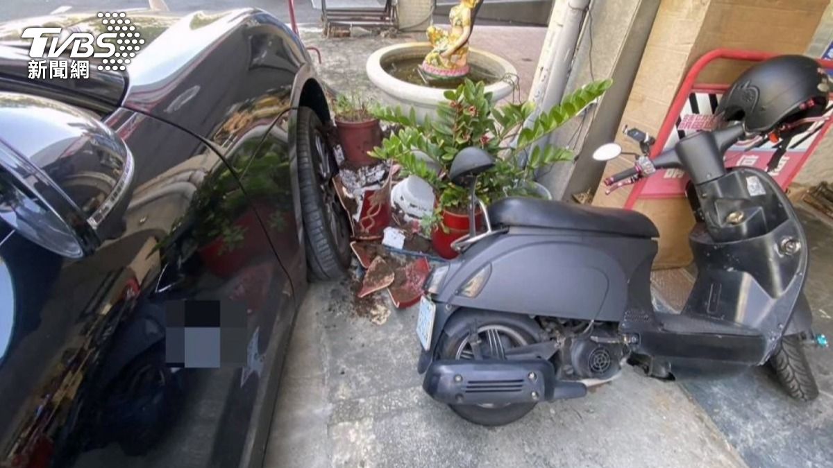 午睡剛醒恍神開車撞保時捷！零件四散花盆倒。(圖／TVBS)