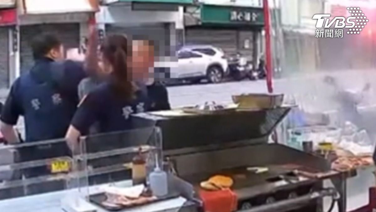 男子借不到廁所竟然恐嚇砸店,二度報警沒用。(圖/TVBS)