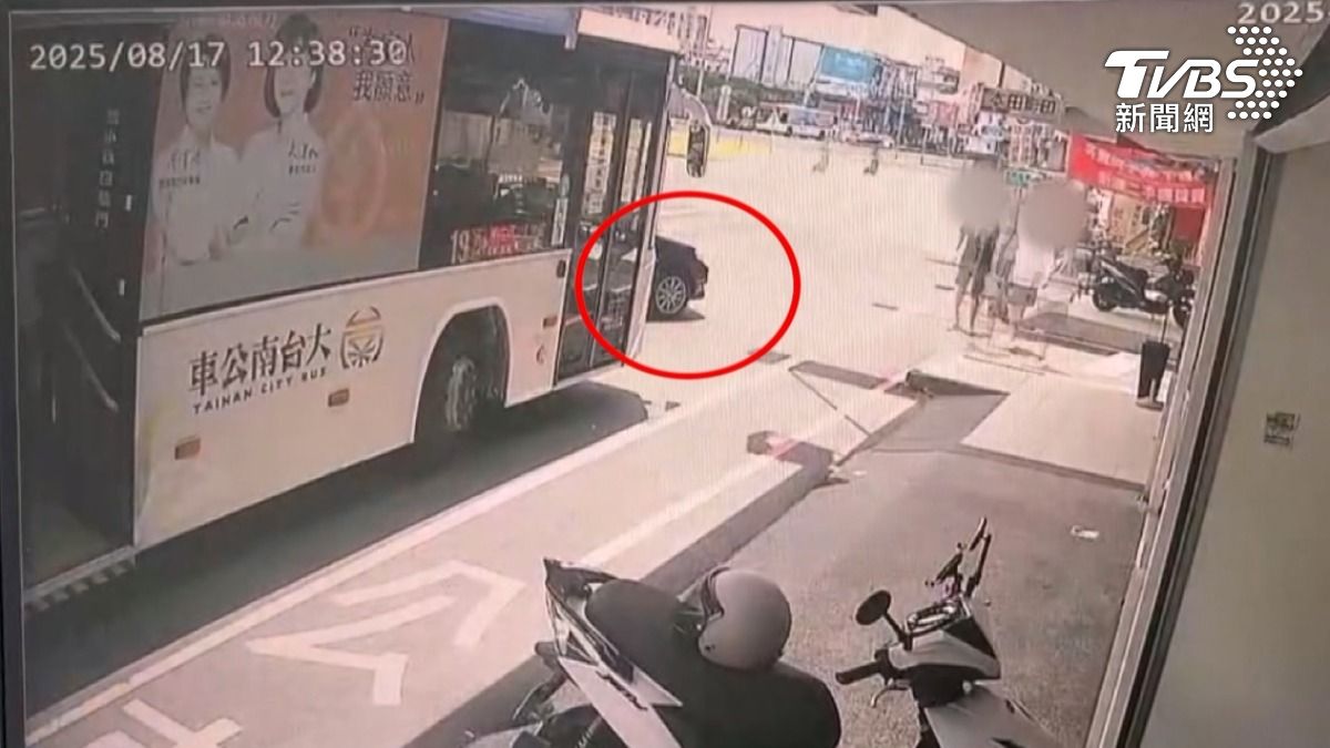 公車切進了公車站,沒想到一輛黑色小客車立刻堵在前頭,居然直接擋車,而且還驚動不少附近民眾(圖/TVBS)