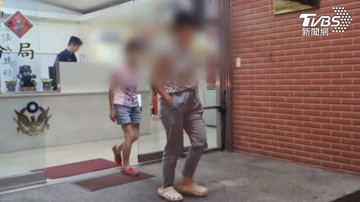 土城逆子刺殺母,嫌犯妻子、兒女到派出所協助警方釐清案情。(圖/TVBS)