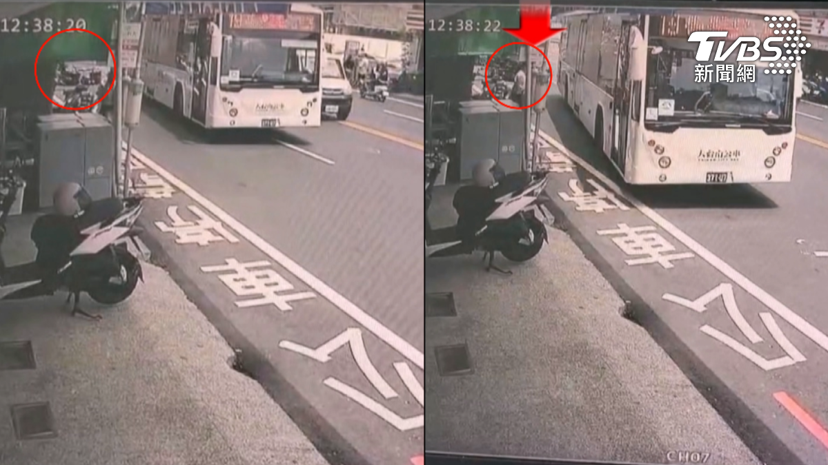公車為了載客,駛進了公車站,而黑色小客車剛好就在後頭,由於他不滿公車變換車道,差點發生碰撞(圖/TVBS)