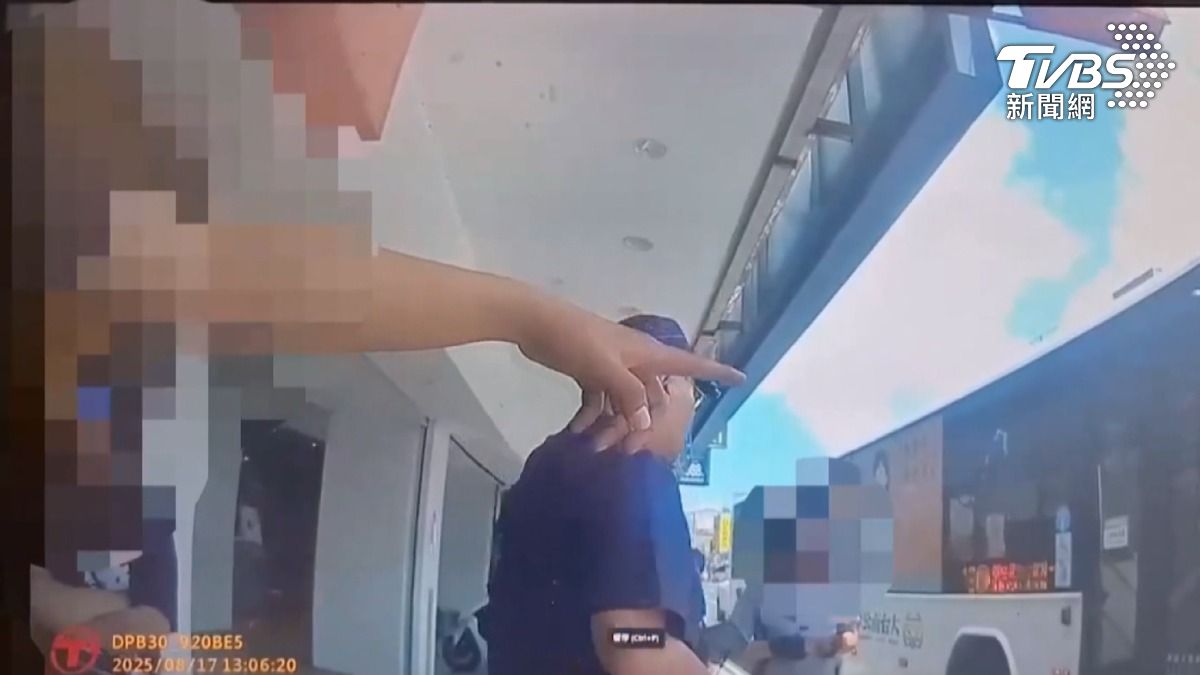 警方到場,雙方都不願追究,但這一折騰,大眾運輸的公車,硬是被延誤近20分鐘,小客車駕駛恐涉妨礙自由強制罪嫌(圖/TVBS)